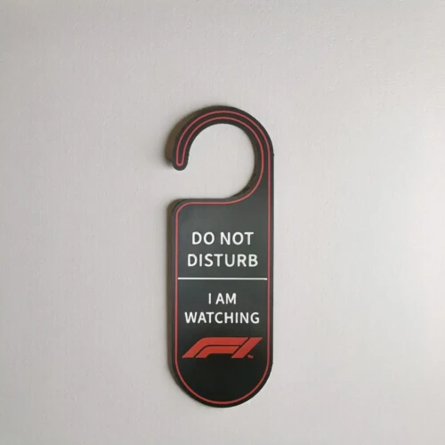 Hanger de Porte F1 – “Do Not Disturb, I’m Watching F1”